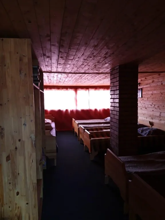 Кедровый дом на берегу реки Бия с видом на реку