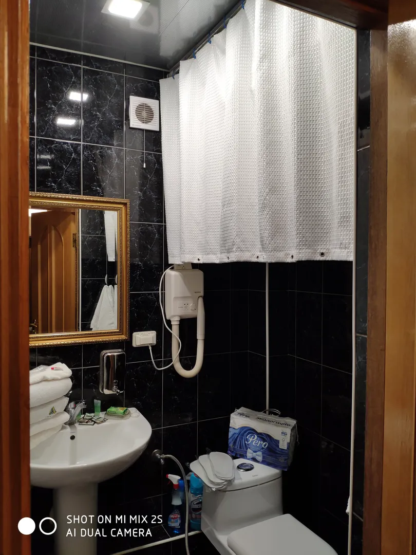 Ванная комната со всем необходимым!Мыло ,шампуни,зуб щетки,,бумага,полотенце все в наличии...