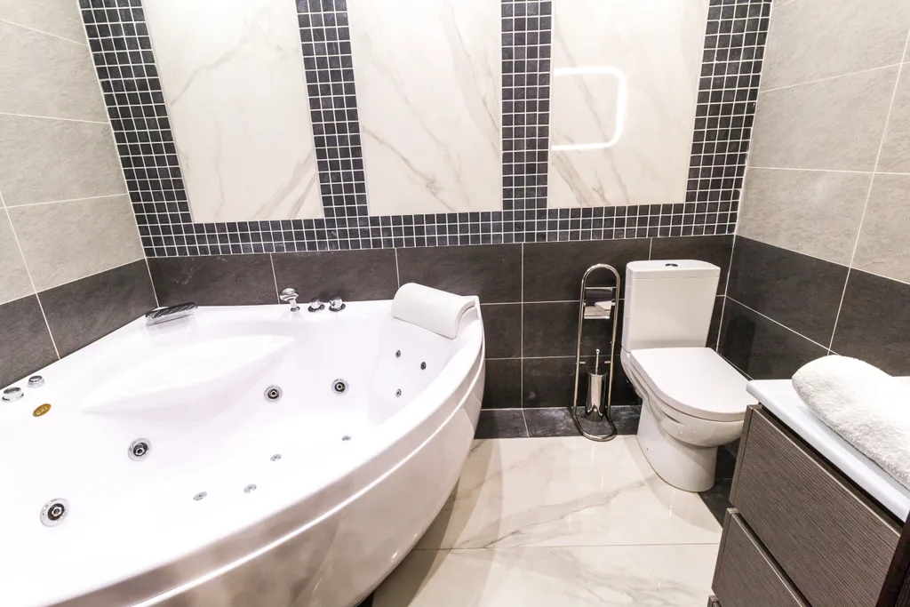 Студия с джакузи и камином