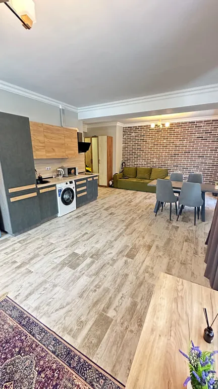 Квартира с дизайнерским евроремонтом и кухонной зоной