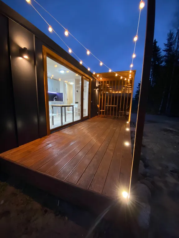 Уютный лесной домик на берегу ручья с выходом в лес