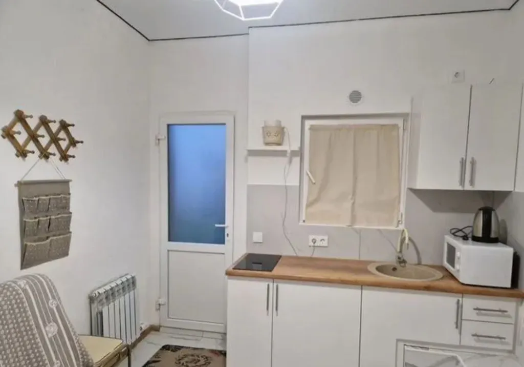 Уютная квартира с кухней, парковкой и морем за окном