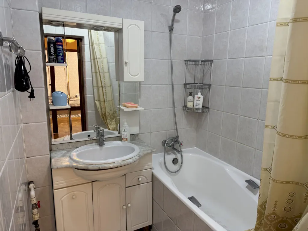 Квартира Четырёхкомнатная квартира в центре с балконом – 7 минут до моря — Геленджик