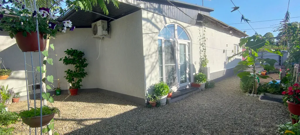 Коттедж Семейный домик у моря с отдельным двориком — Кучугуры