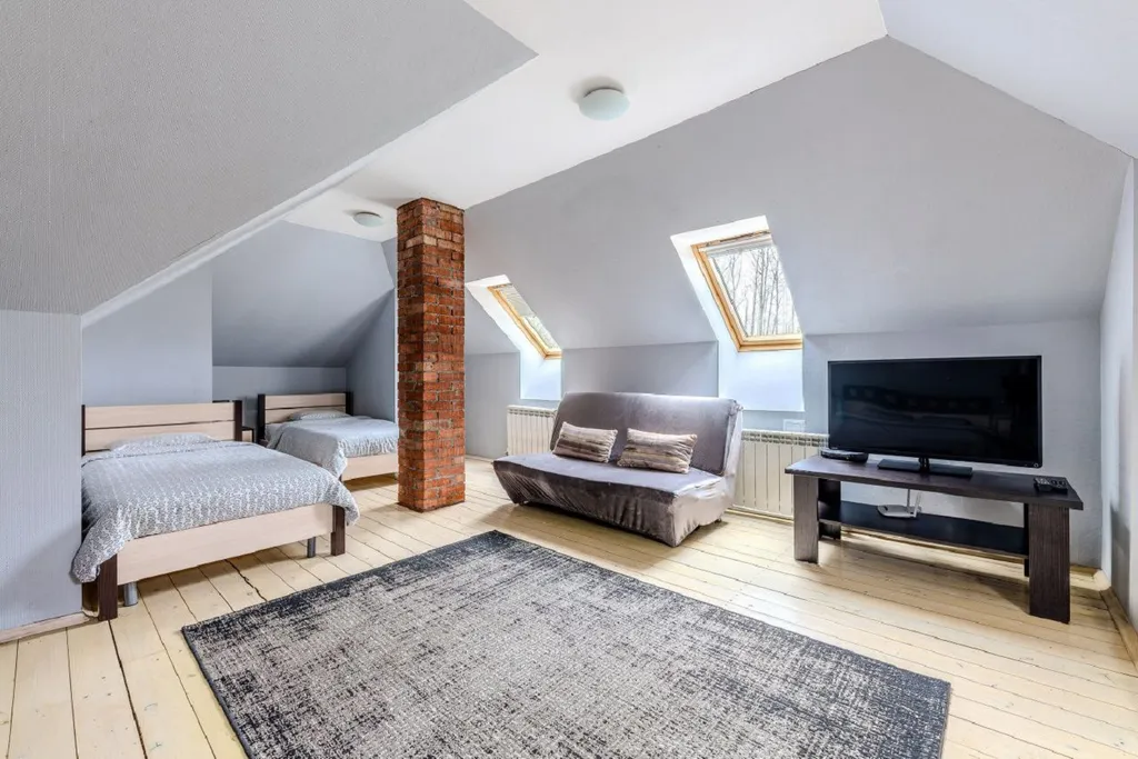 Уютный загородный коттедж у пруда с камином и террасой