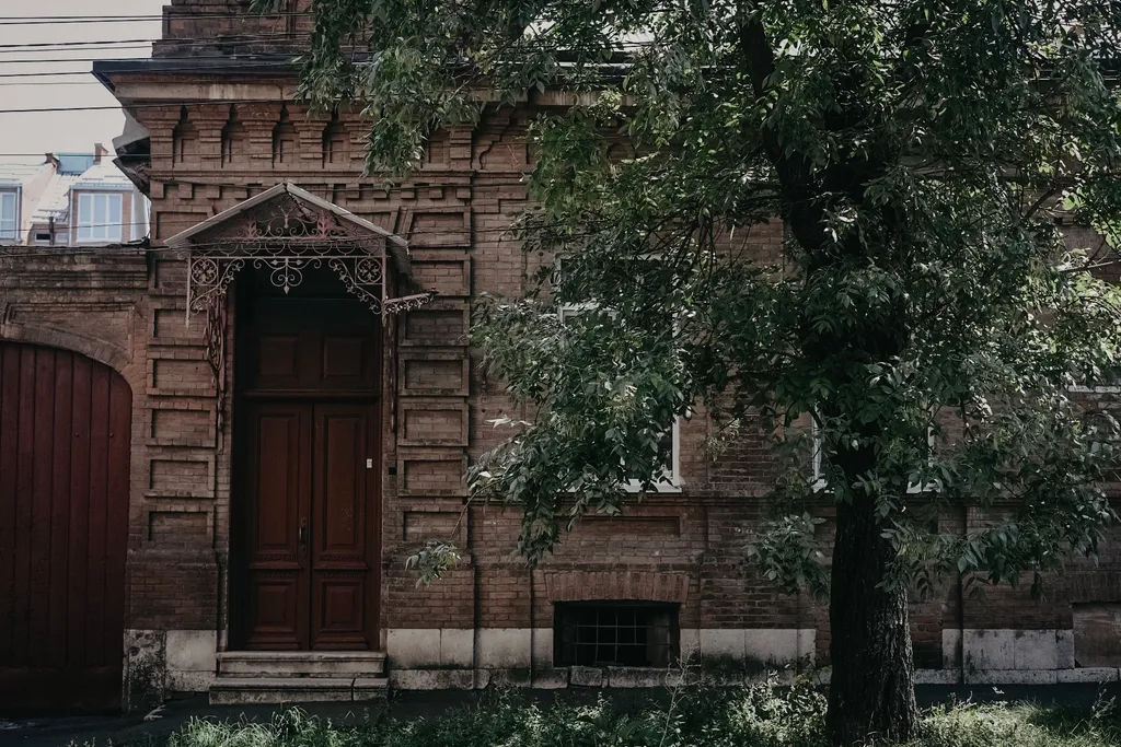 Старинный дом с двориком в центре