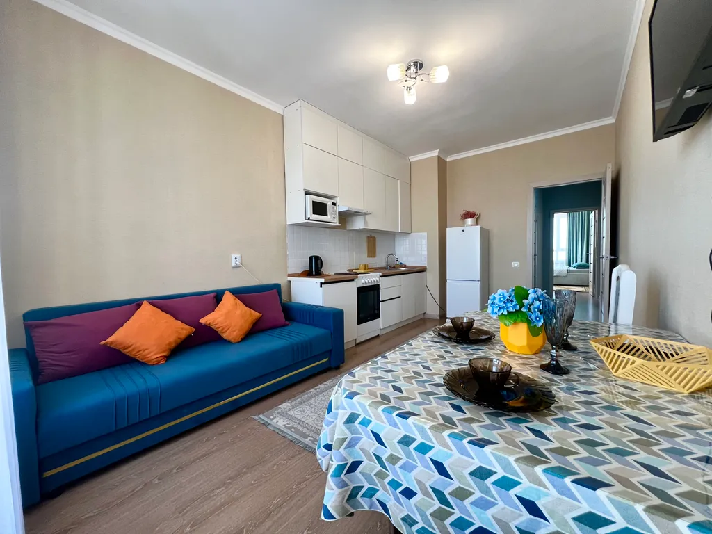 Уютная евродвушка на Туране с видом на город и двор