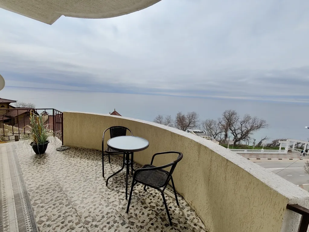 Евродвушка с большое кухней студией с видом на море