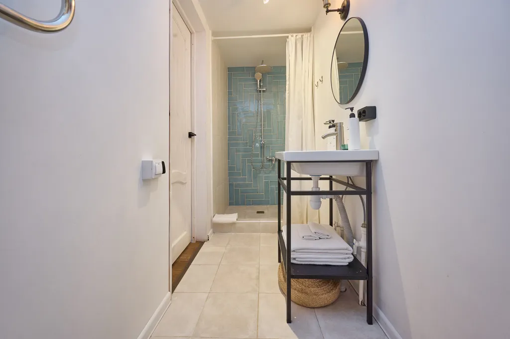 Уютный треугольный домик у леса с видом на горы