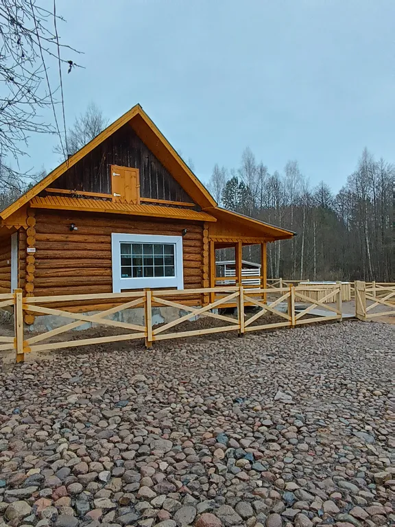 Дом в лесу у ручья