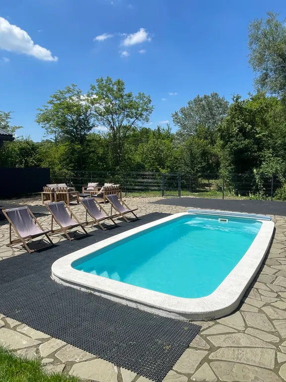 Уютный дом у горной реки