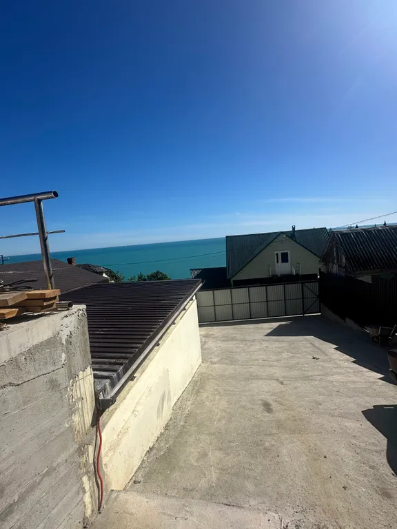 Дом в живописном спокойном месте и с видом на море