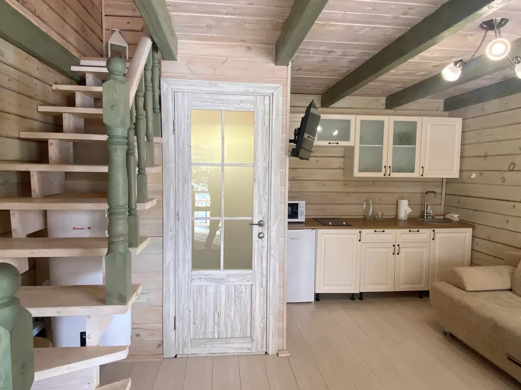 Уютный кедровый отдельностоящий двухэтажный коттедж с видом на горы