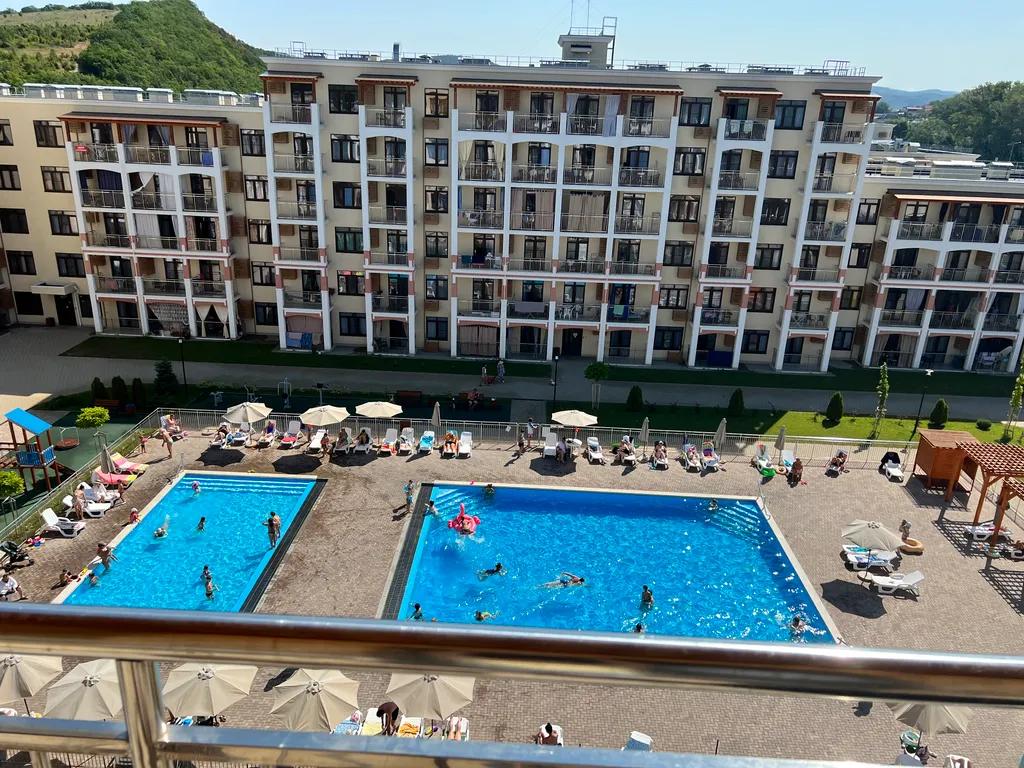 Уютная студия с видом на бассейн и можжевеловый лес