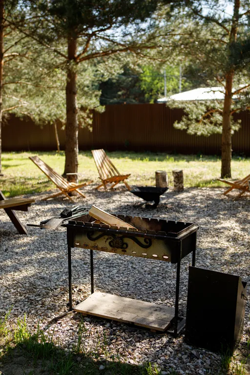 Дом с сауной и горячим чаном на участке с соснами