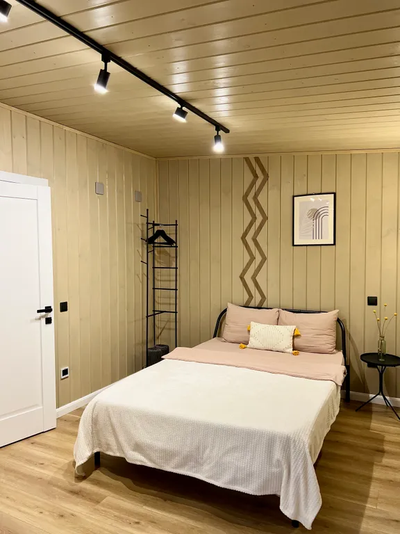 Уютный дом у реки недалеко от города с настоящим дровяным камином