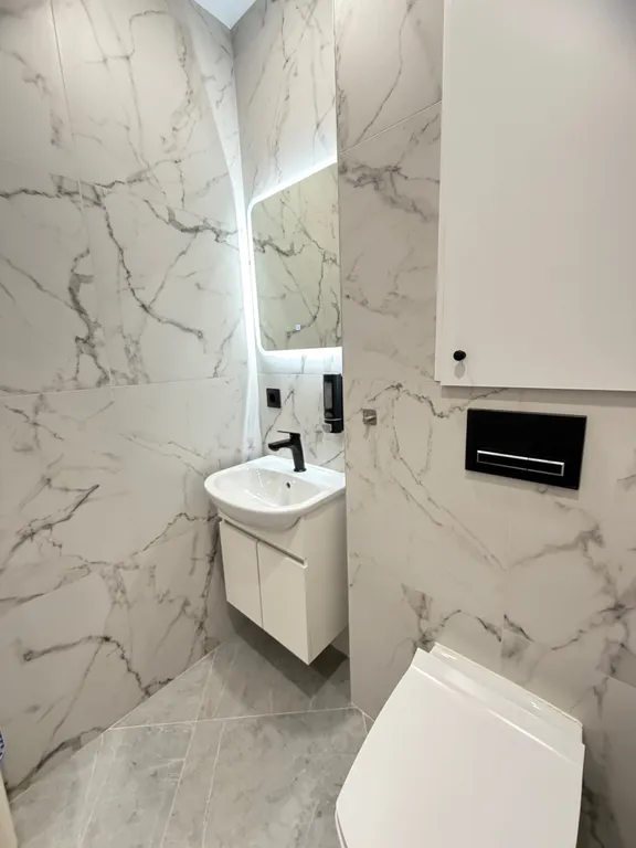 Светлая и чистая квартира с современным ремонтом.