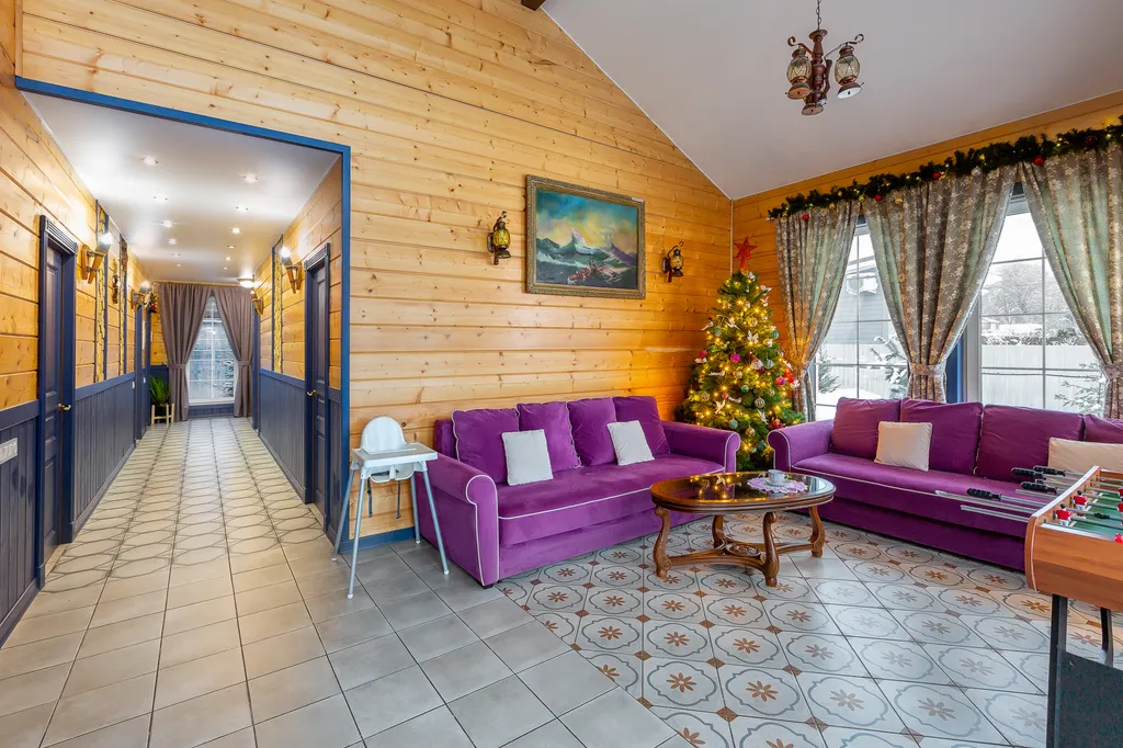 Дом с бассейном и сауной у леса