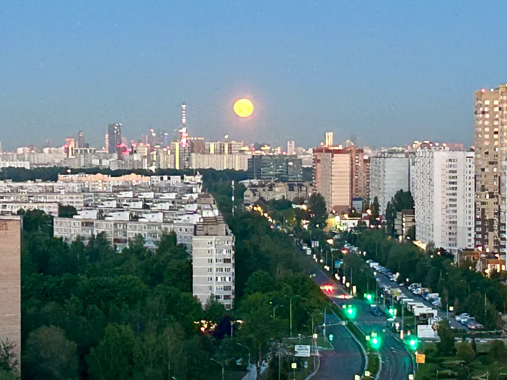 Встречайте рассветы в дизайнерской квартире с видом на Останкино.