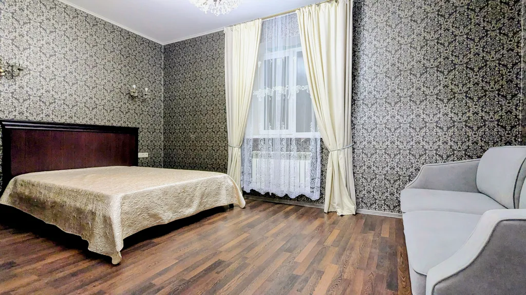 Дом с большой и крытой беседкой и с сауной