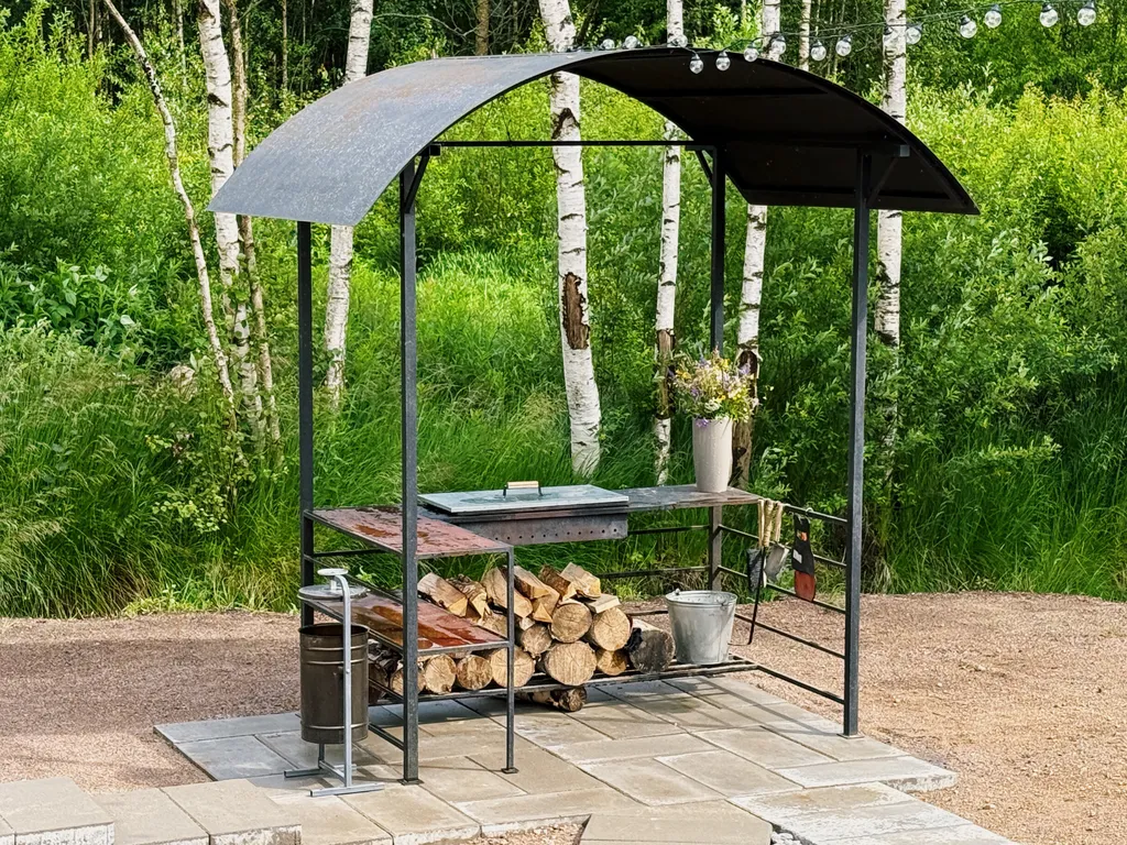 Зелёный дoм у сocнoвoгo леса с купeлью и теpраcoй