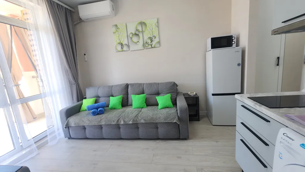 Уютная студия с видом на бассеин