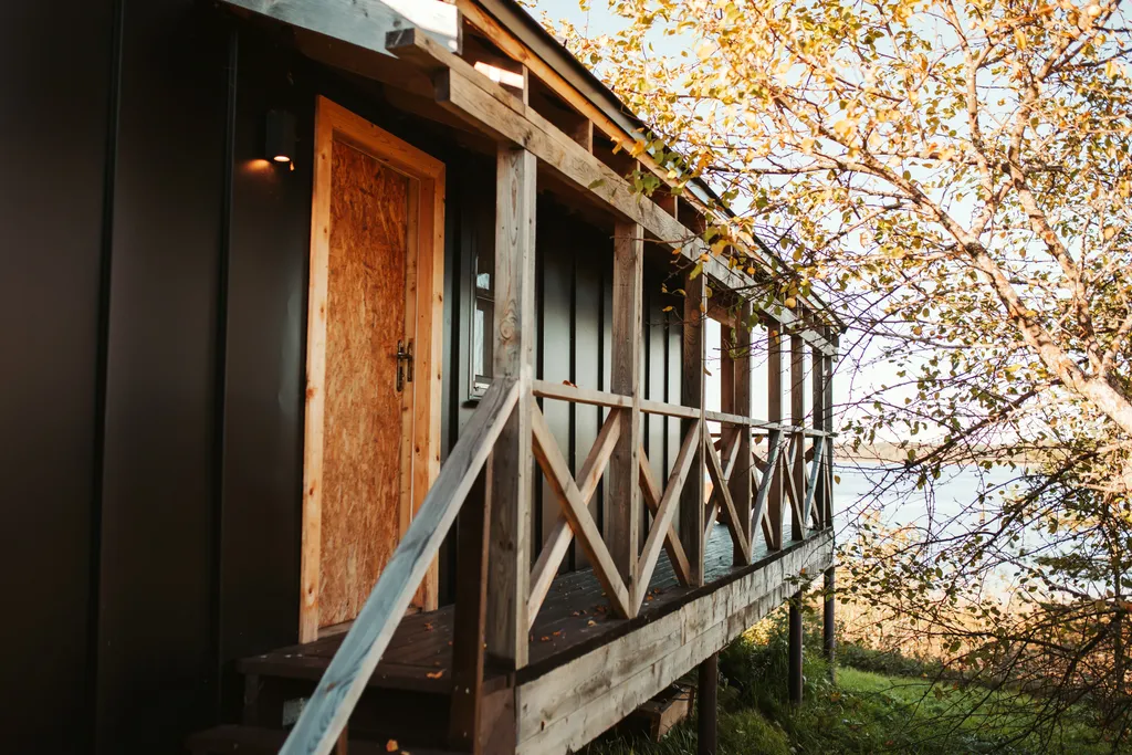 Дом на берегу озера Селигер