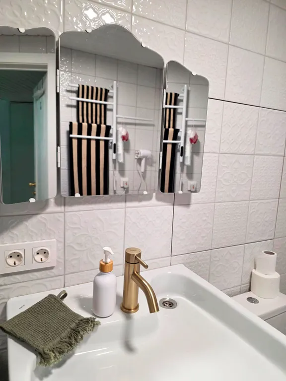 Новые апартаменты с высокими окнами на пешеходной улице