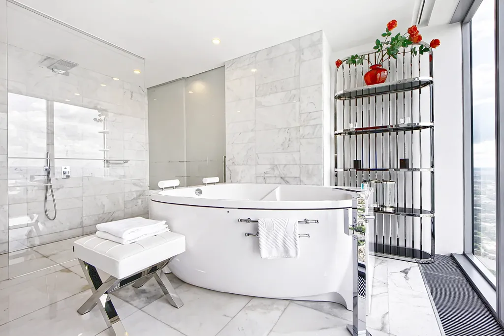 Апартаменты с панорамным джакузи на 63м этаже башни ОКО