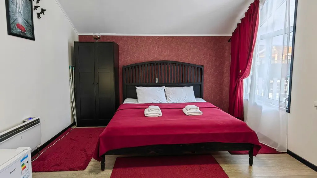 Домик в сосновом бору с видом на горы и лес