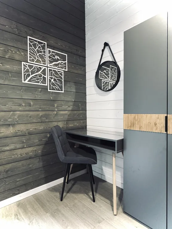 Дом у реки в сосновом лесу