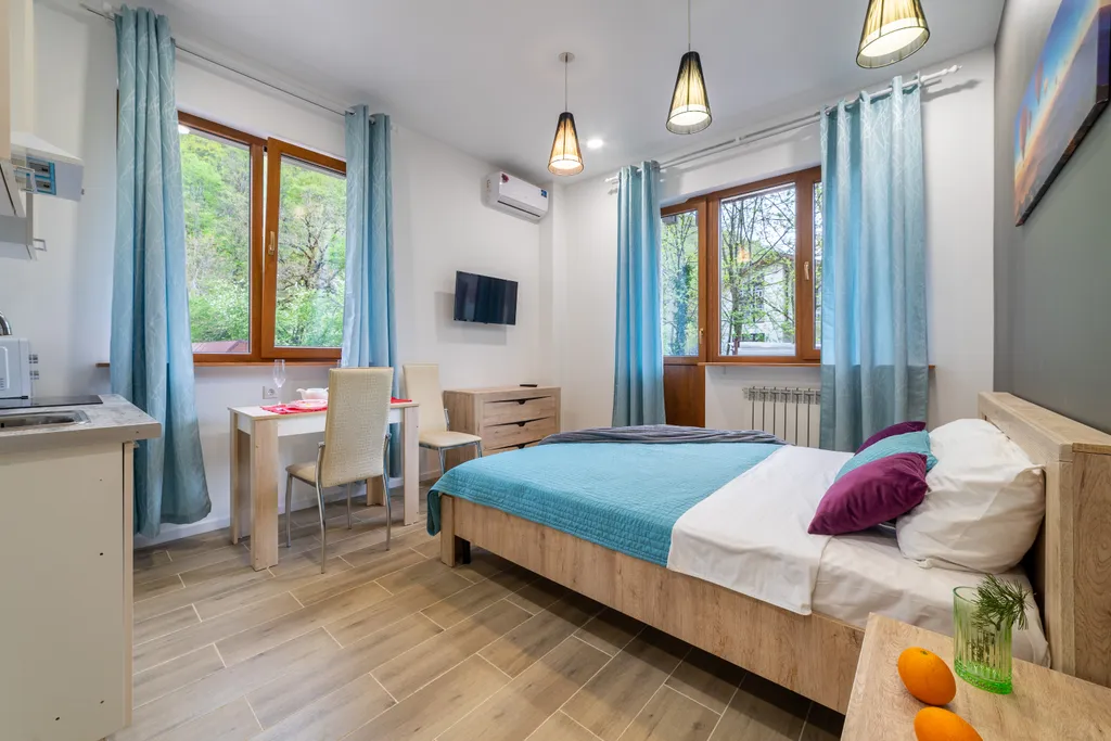 Светлая студия с 2 окнами и видом на горы