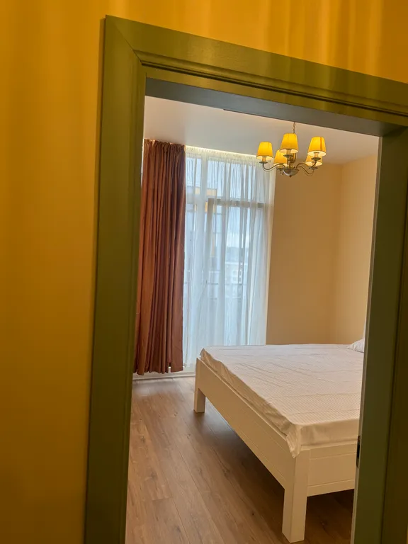 Солнечная квартира с мебелью из натурального дерева, рядом с морем