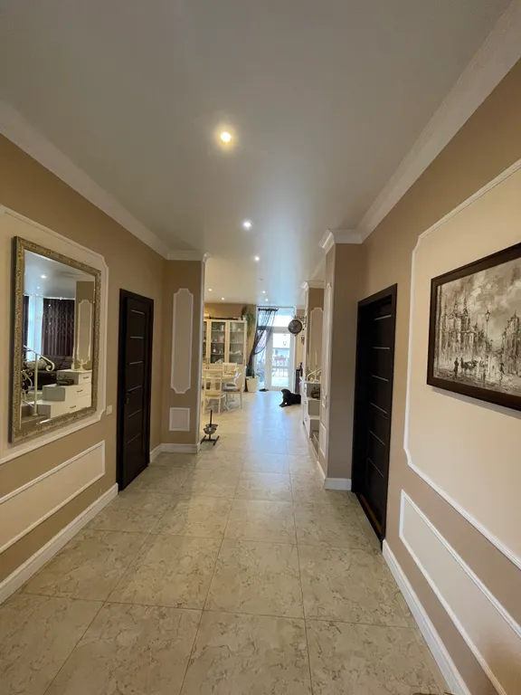 Уютный дом с бассейном и садом с видом на горы и море