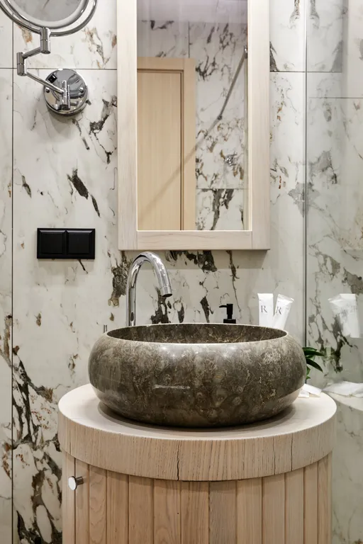 Полулюкс с кроватью размера king-size и видом на озеро