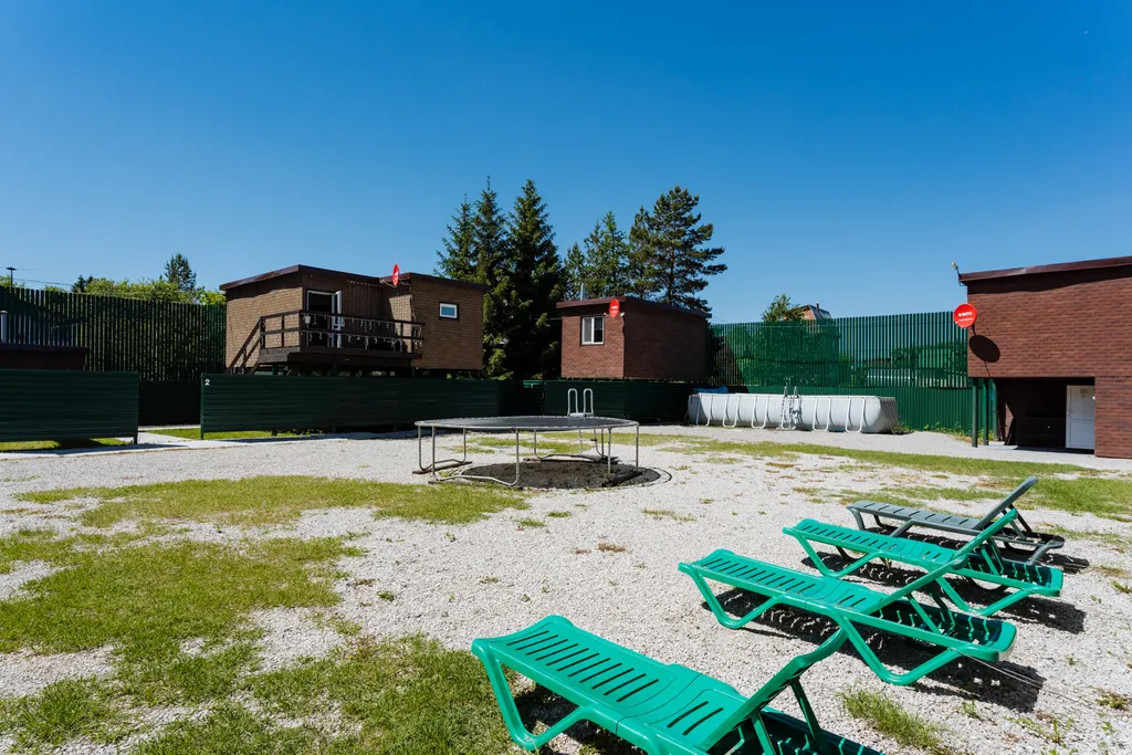 Бунгало на берегу озера в границе леса