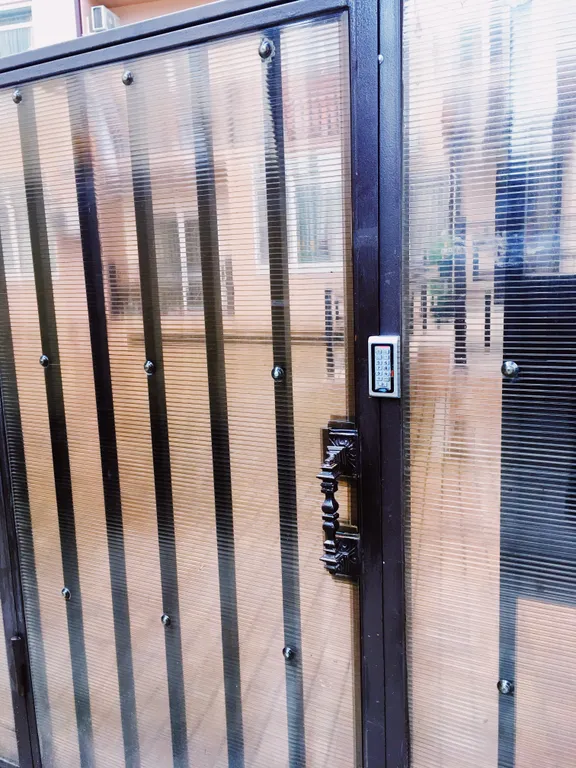 Четырехместная однокомнатная квартира с балконом в центре