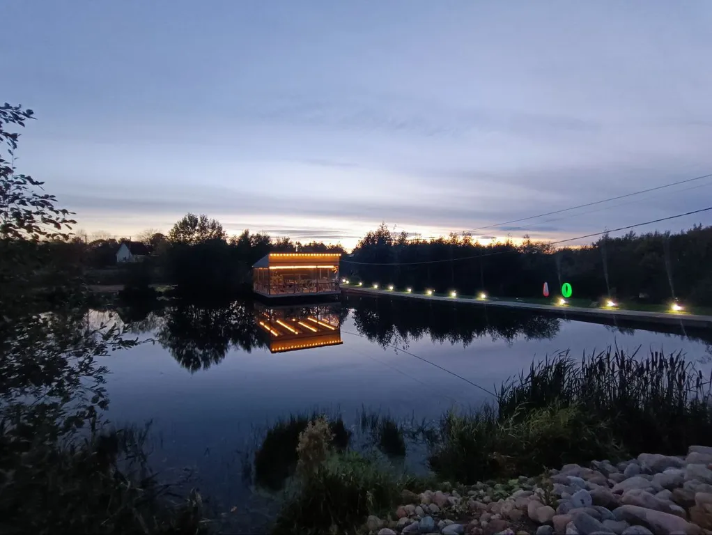 Коттедж с камином и большой террасой