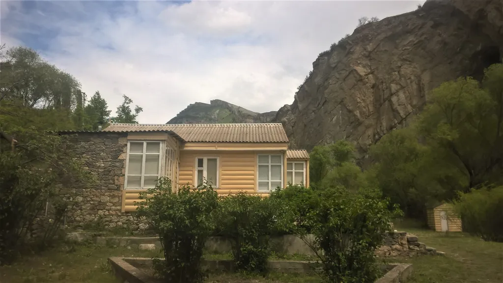 Домик на берегу реки Кара-Койсу