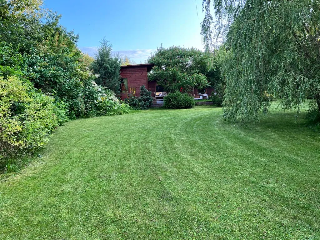 Коттедж Уютный деревянный дом с ландшафтным садом у озера — Шеметово