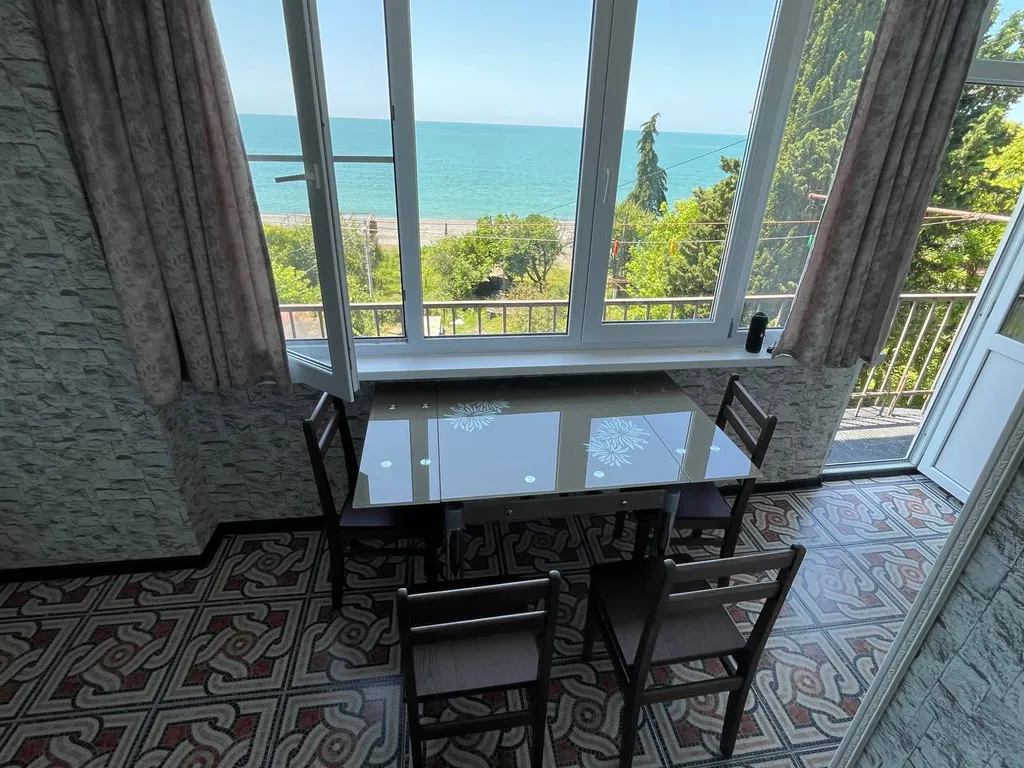 Квартира Трёхкомнатная квартира на первой линии у моря — Сухум