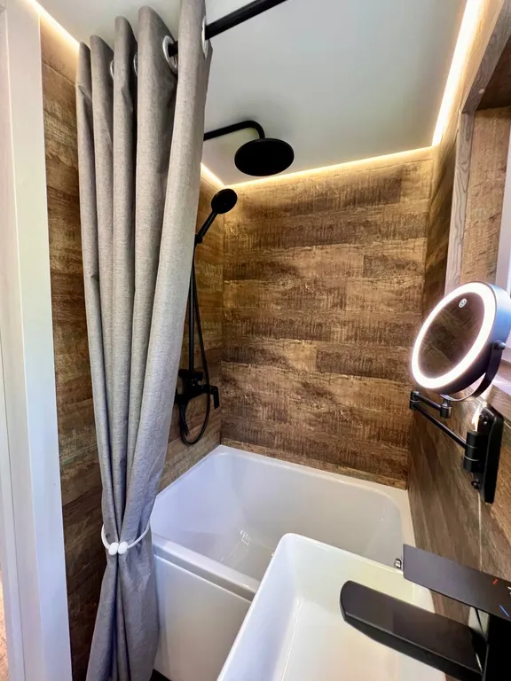 Атмосферный дом в соснах