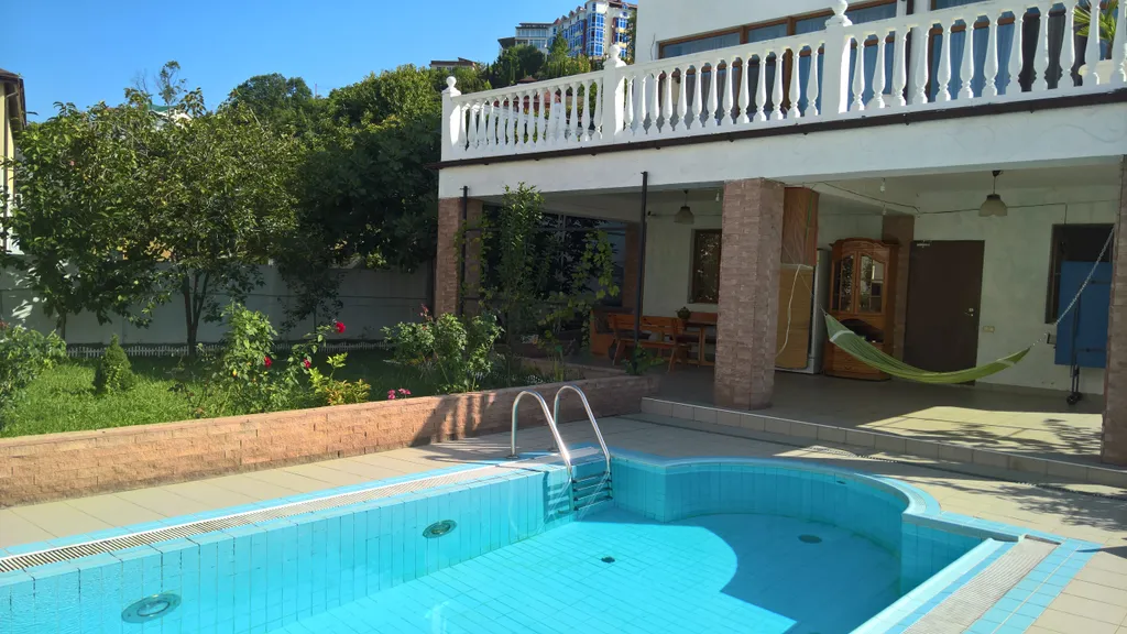 Дом с бассейном недалеко от моря