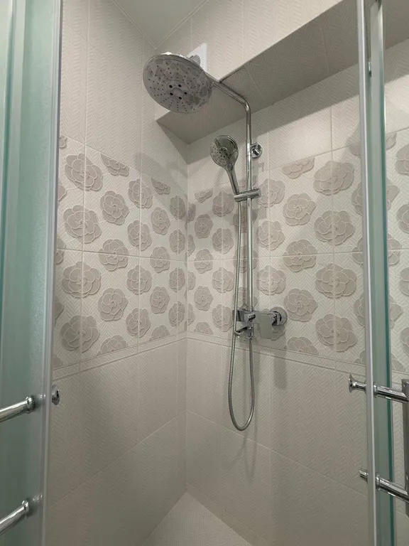 Ретро студия с панорамными окнами с видом на море, бассейн