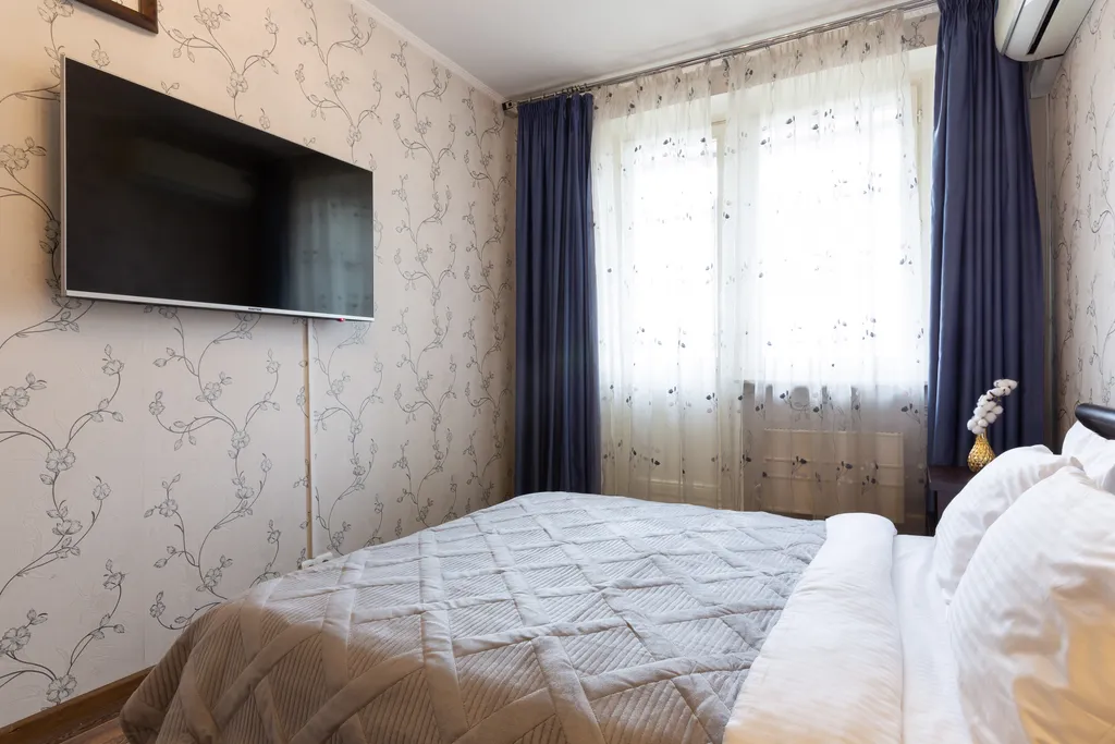 Рядом живописный пруд для зимних прогулок