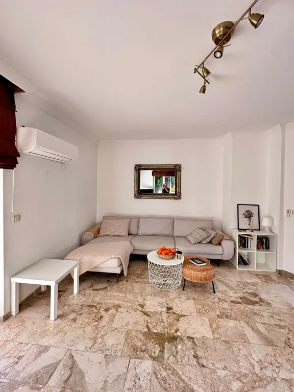 Современная вилла 3+1 с бассейном рядом с пляжем