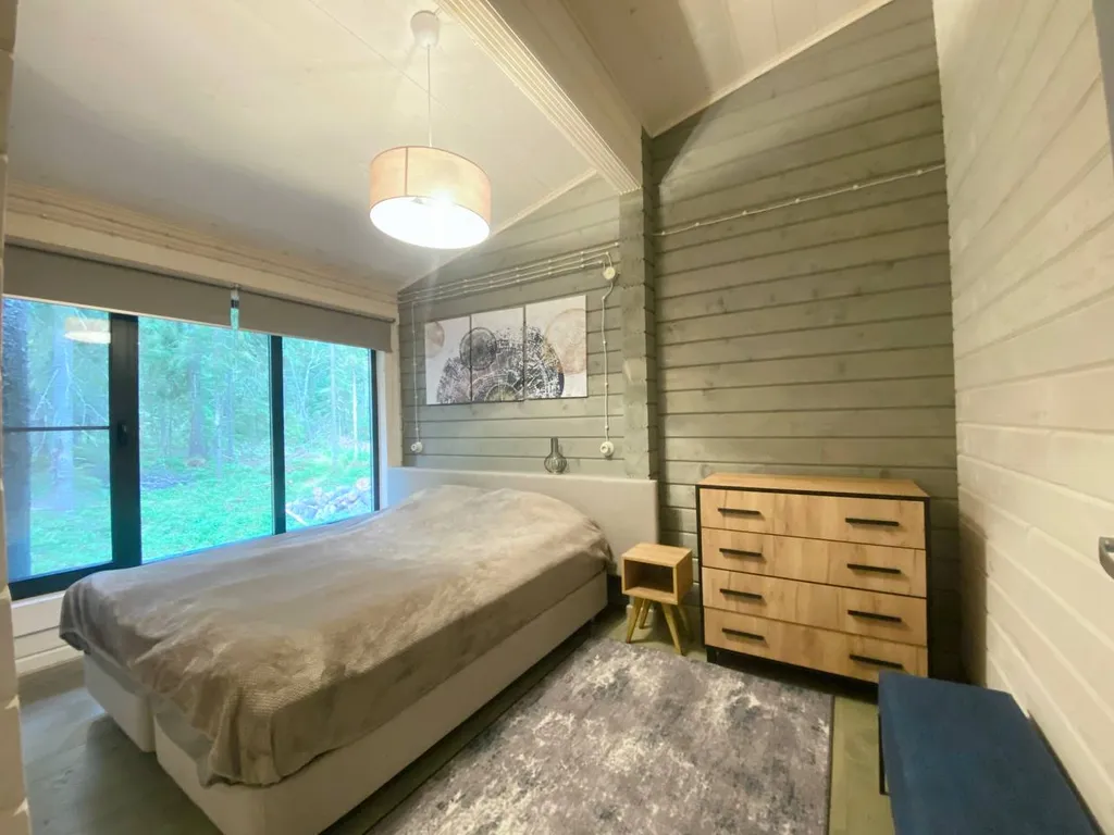 Дом на 6 человек в лесу на берегу озера