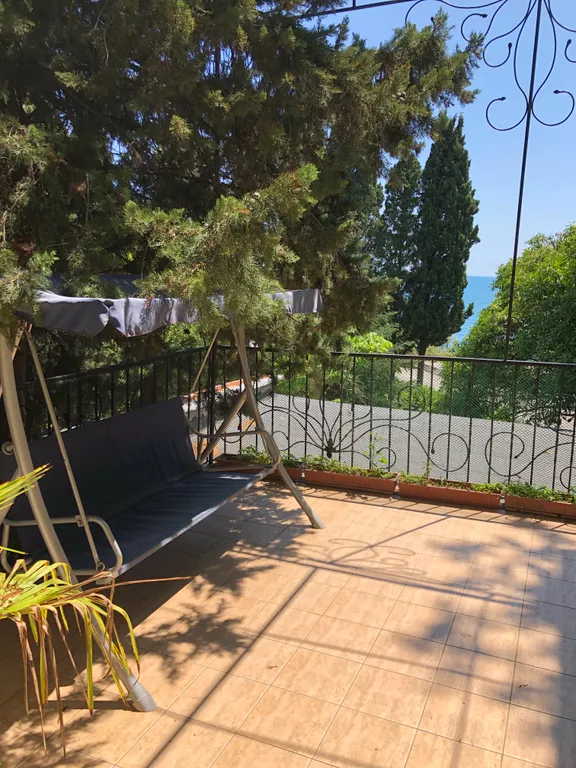 Дом на берегу моря в Ялте со своим двориком