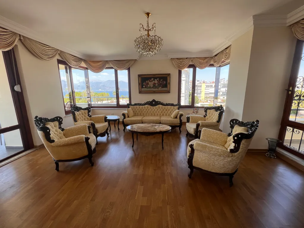 Spacious luxury waterfront flat