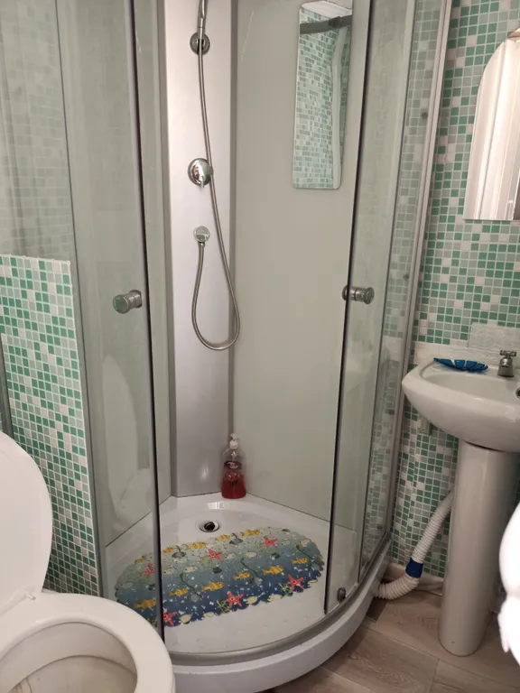 Домик у пруда